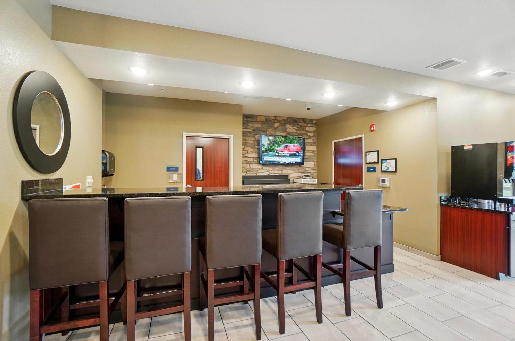 Cobblestone Hotel & Suites - Russells Point At Indian Lake Extérieur photo